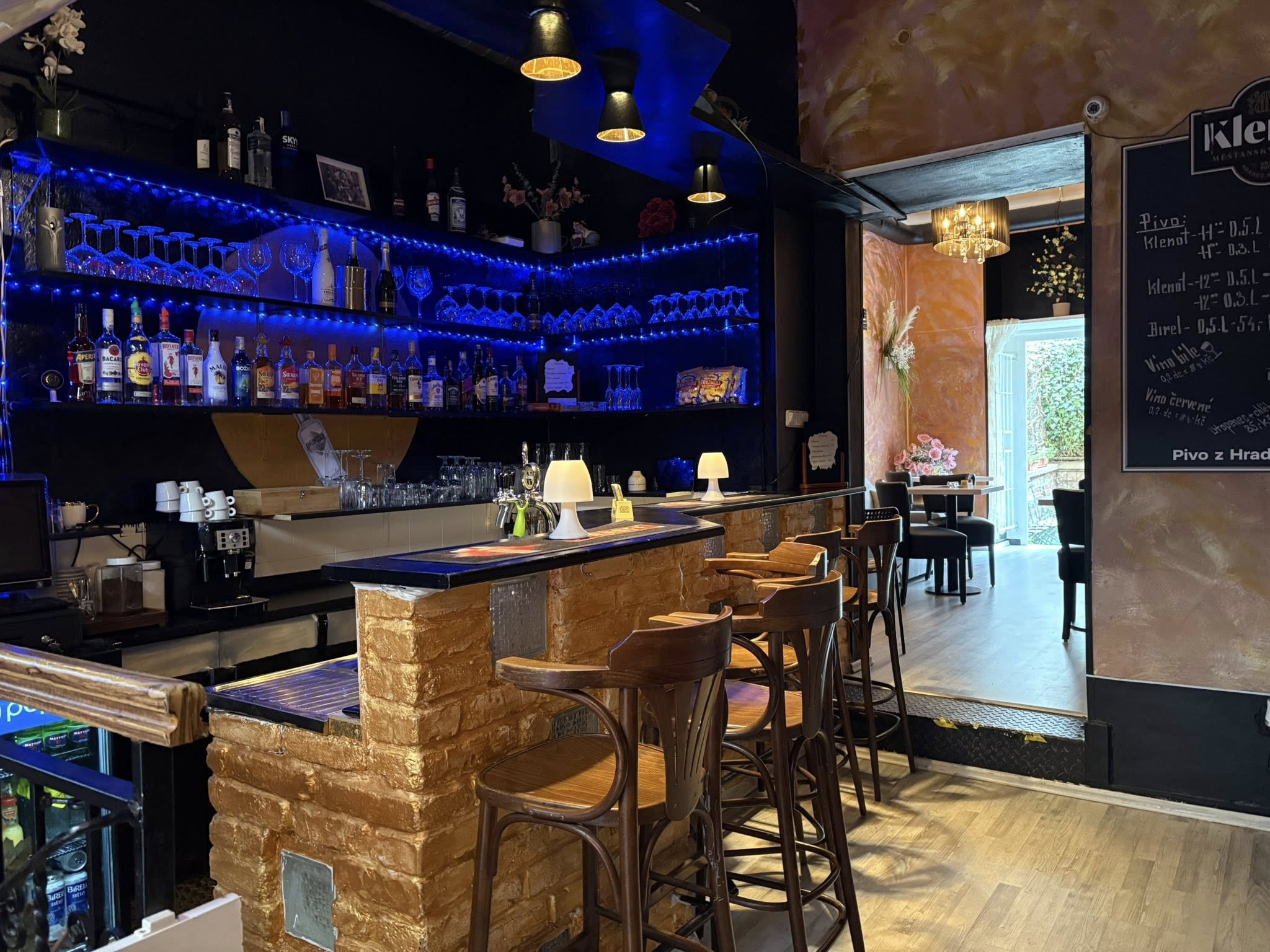 Horní patro – denní bar a zahrádka