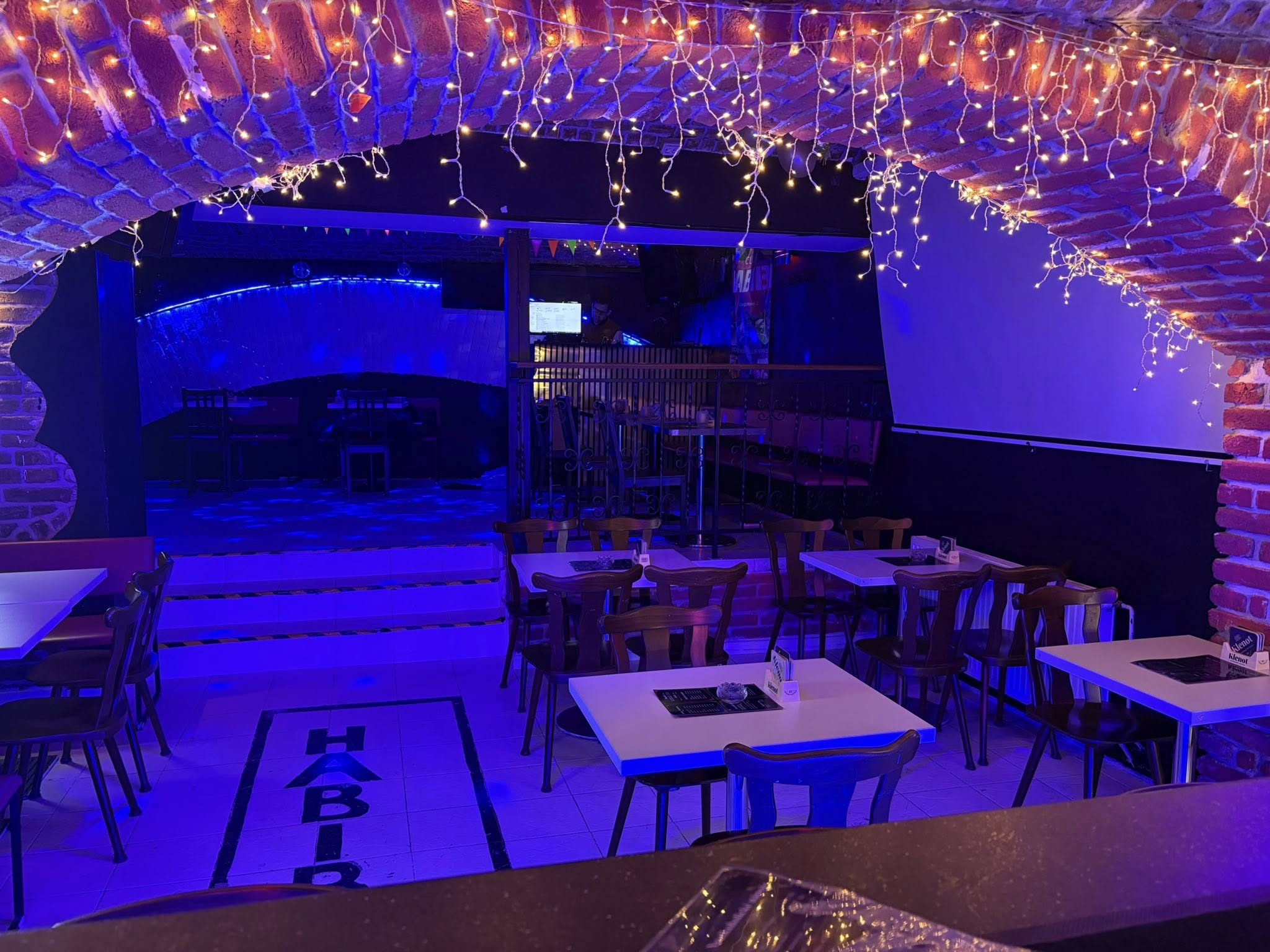 Spodní patro – lounge bar a klub